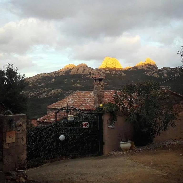 B&B La Tasgia Aggius ภายนอก รูปภาพ